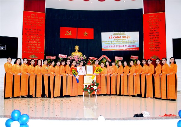 Đón giấy chứng nhận kiểm định chất lượng giáo dục 